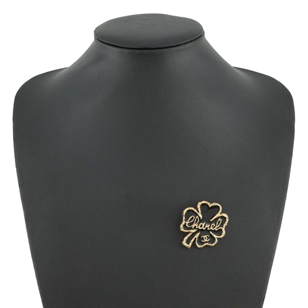 Chanel CC plaqué Resin Clover Broche – GABY PARIS Authentique