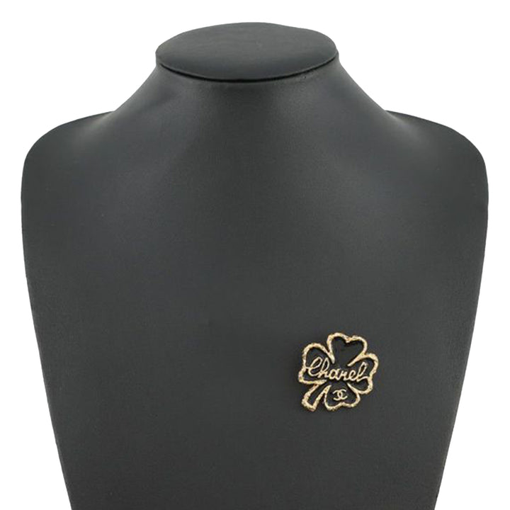 Chanel CC plaqué Resin Clover Broche – GABY PARIS Authentique