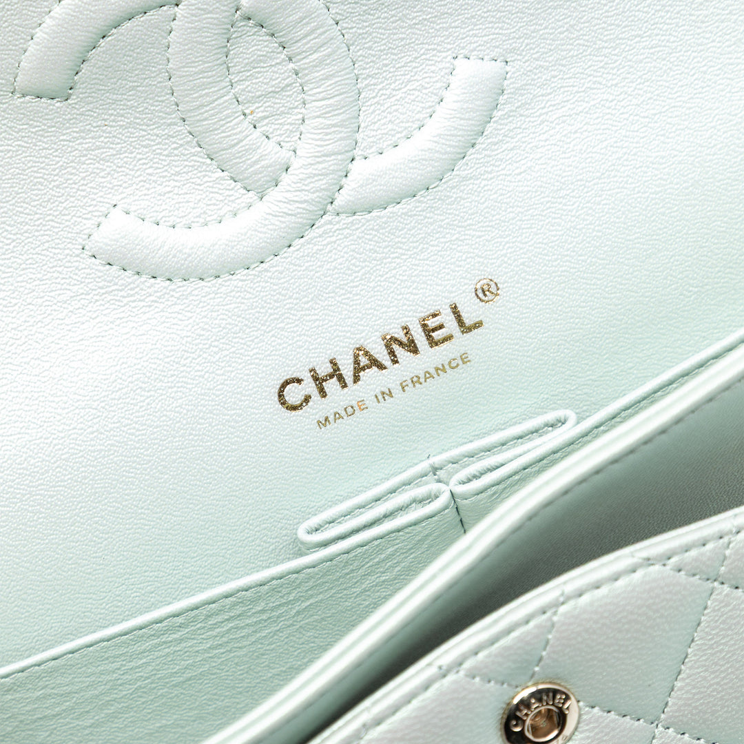 Chanel Medium Classic Iridescent Cuir d’agneau Double rabat