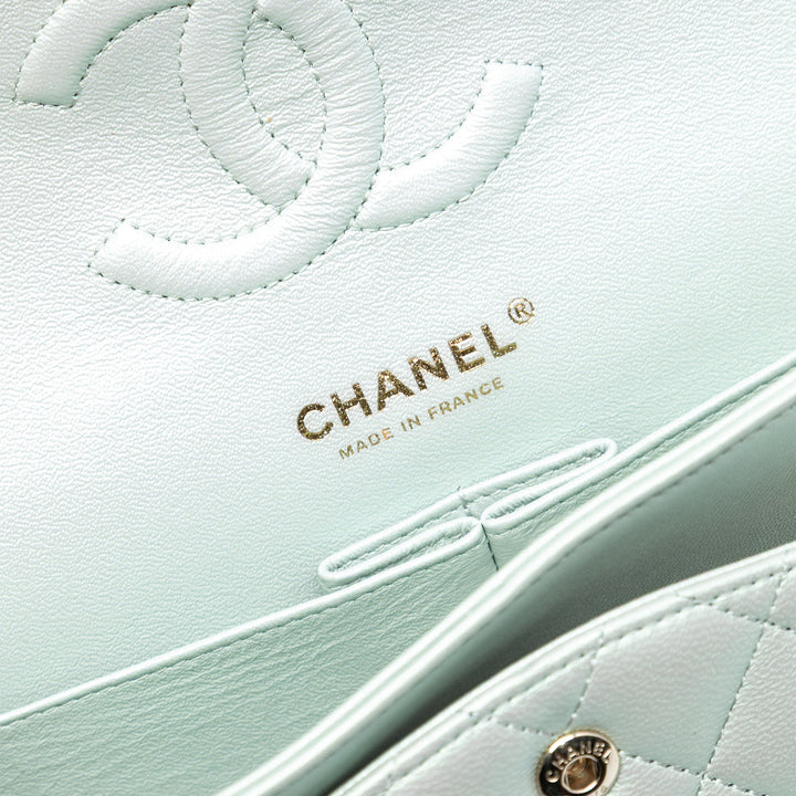 Chanel Medium Classic Iridescent Cuir d’agneau Double rabat