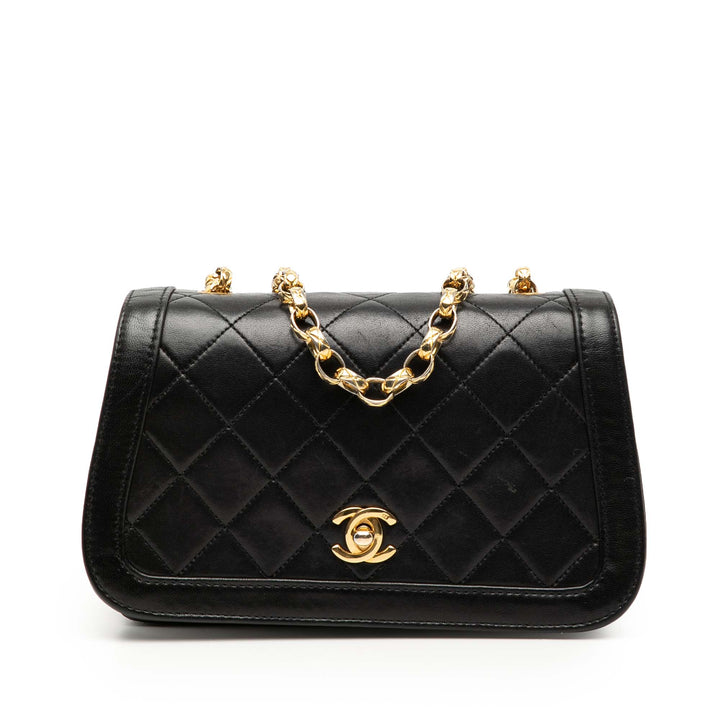Chanel CC Matelassé Cuir d’agneau Bijoux Chain Curved Rabat intégral