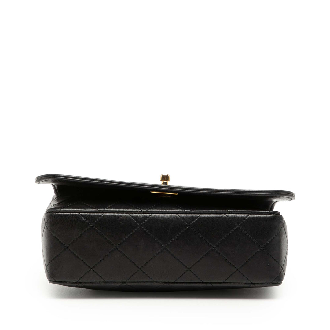Chanel CC Matelassé Cuir d’agneau Bijoux Chain Curved Rabat intégral