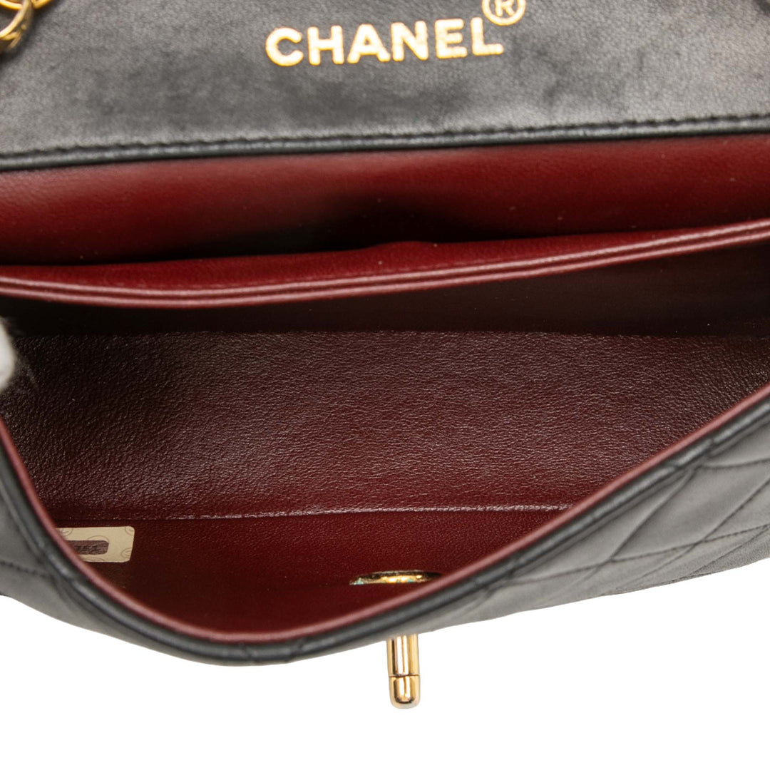 Chanel CC Matelassé Cuir d’agneau Bijoux Chain Curved Rabat intégral