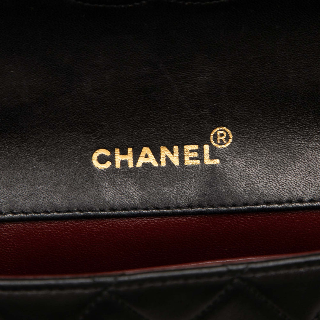 Chanel CC Matelassé Cuir d’agneau Bijoux Chain Curved Rabat intégral