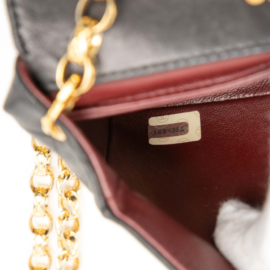 Chanel CC Matelassé Cuir d’agneau Bijoux Chain Curved Rabat intégral