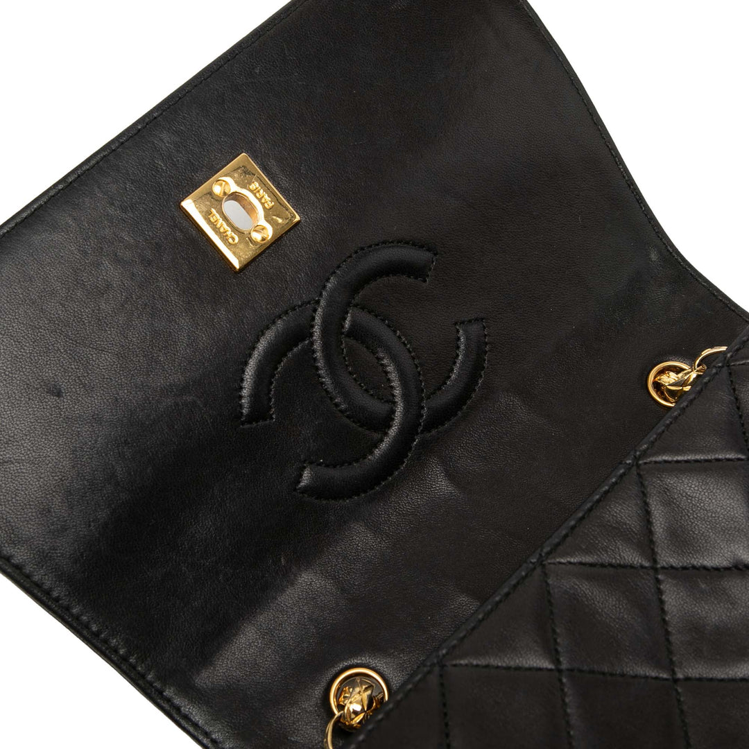 Chanel CC Matelassé Cuir d’agneau Bijoux Chain Curved Rabat intégral