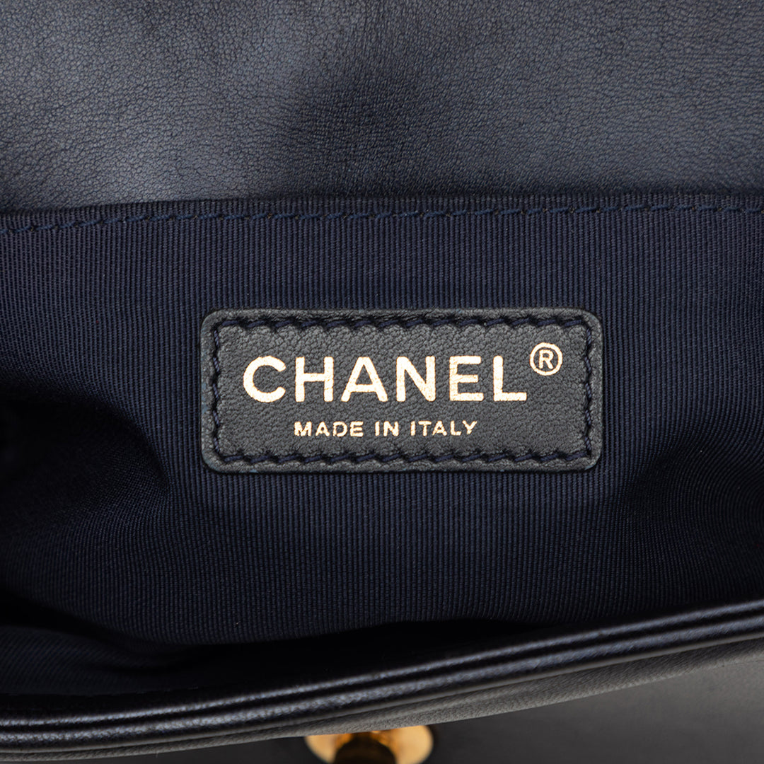 Chanel Small Cuir d’agneau embossé Cube Boy à rabat