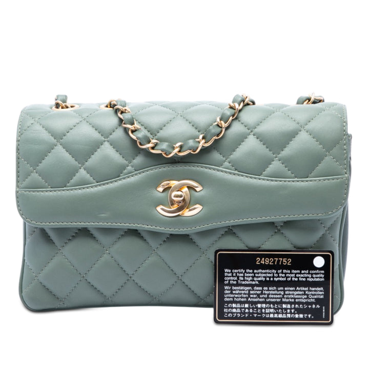 Chanel Medium Matelassé Cuir d’agneau Daily Companion à rabat