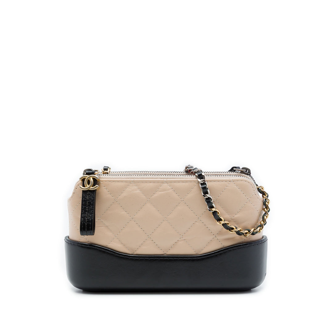 Chanel Bicolore vieilli Gabrielle Double Zippé Pochette avec chaîne Cuir de veau Beige – vue principale – GABY PARIS