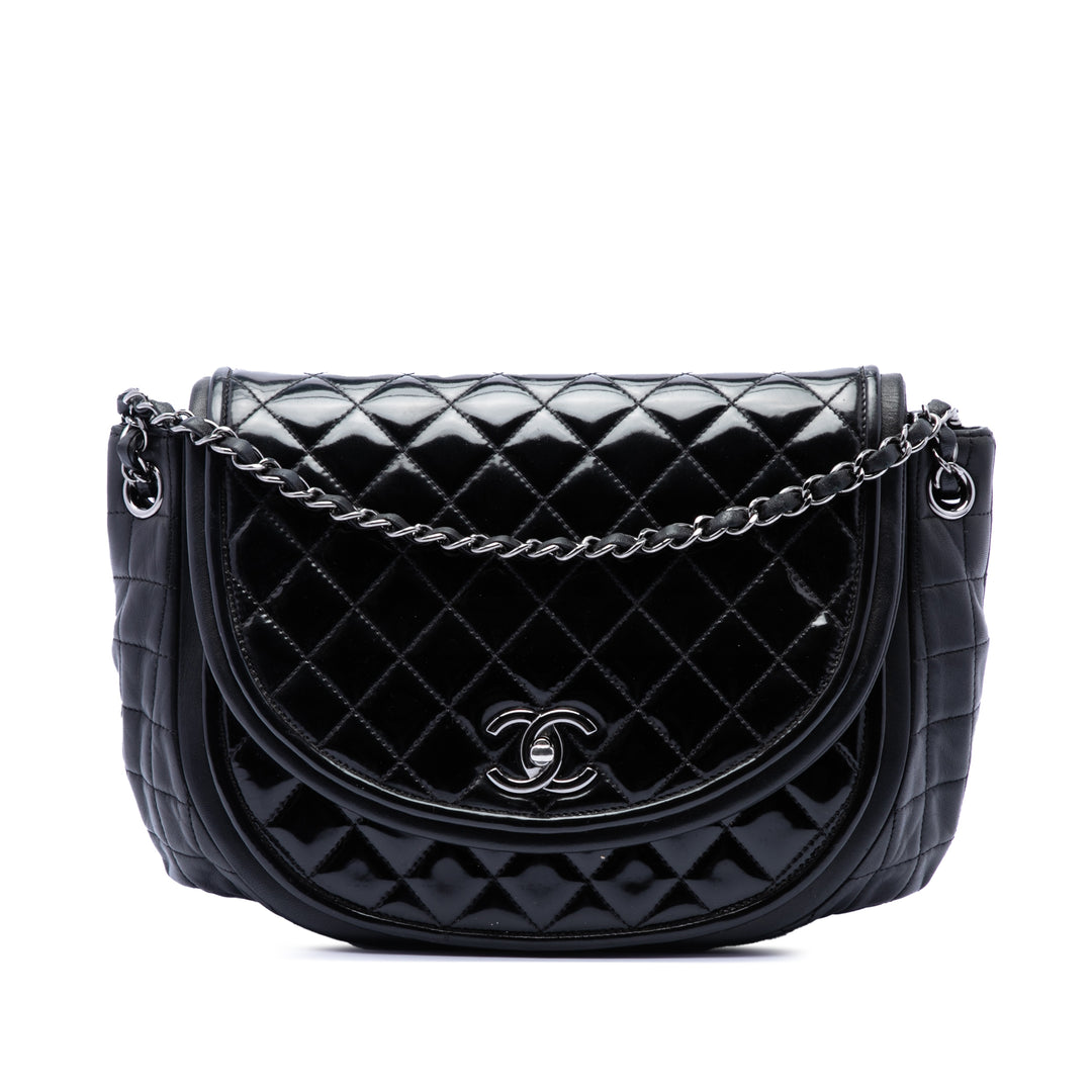 Chanel Matelassé Cuir verni et Cuir d’agneau Twist Crescent à rabat