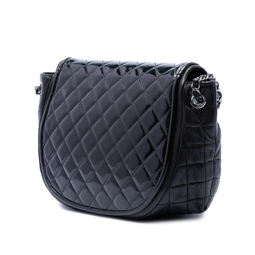 Chanel Matelassé Cuir verni et Cuir d’agneau Twist Crescent à rabat