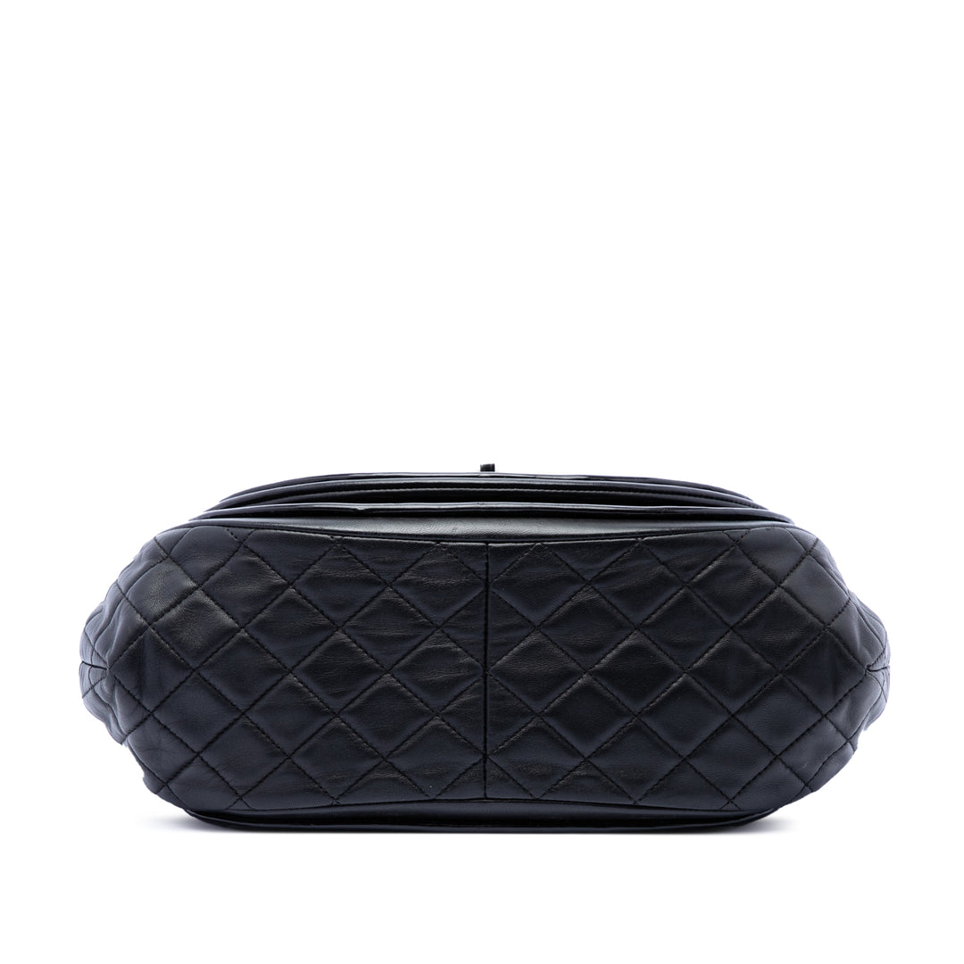 Chanel Matelassé Cuir verni et Cuir d’agneau Twist Crescent à rabat
