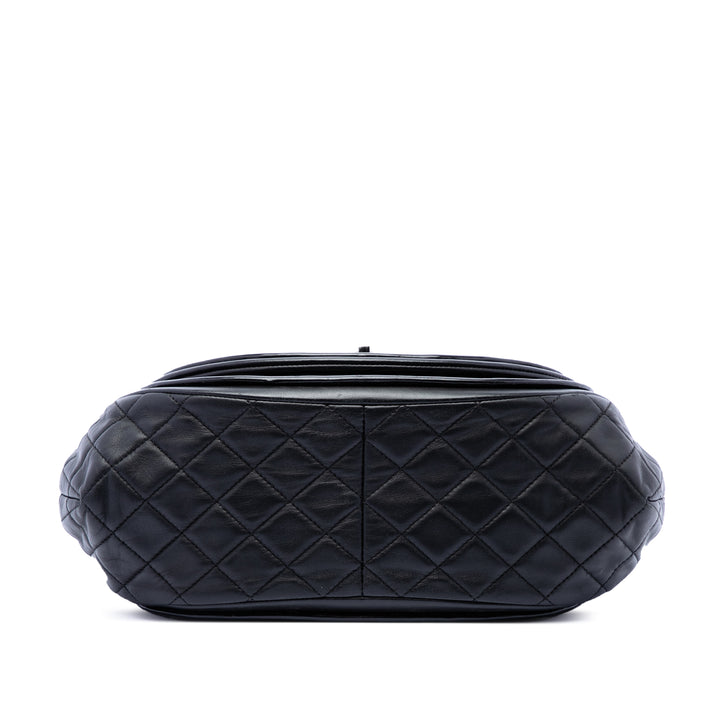 Chanel Matelassé Cuir verni et Cuir d’agneau Twist Crescent à rabat