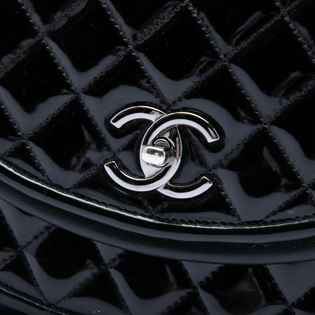 Chanel Matelassé Cuir verni et Cuir d’agneau Twist Crescent à rabat
