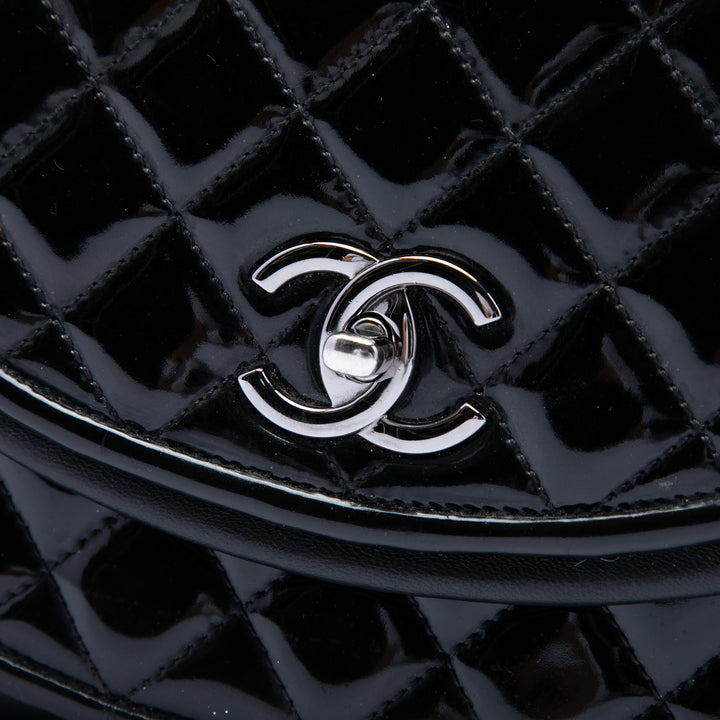 Chanel Matelassé Cuir verni et Cuir d’agneau Twist Crescent à rabat