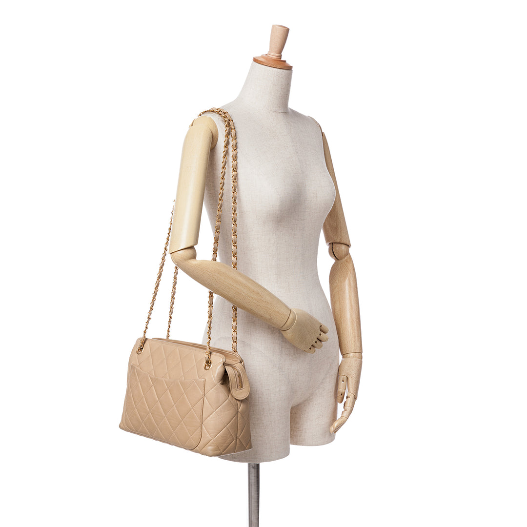 Chanel Quilted Cuir d’agneau Sun Charm Chain Crossbody Marron – GABY PARIS Authentique
