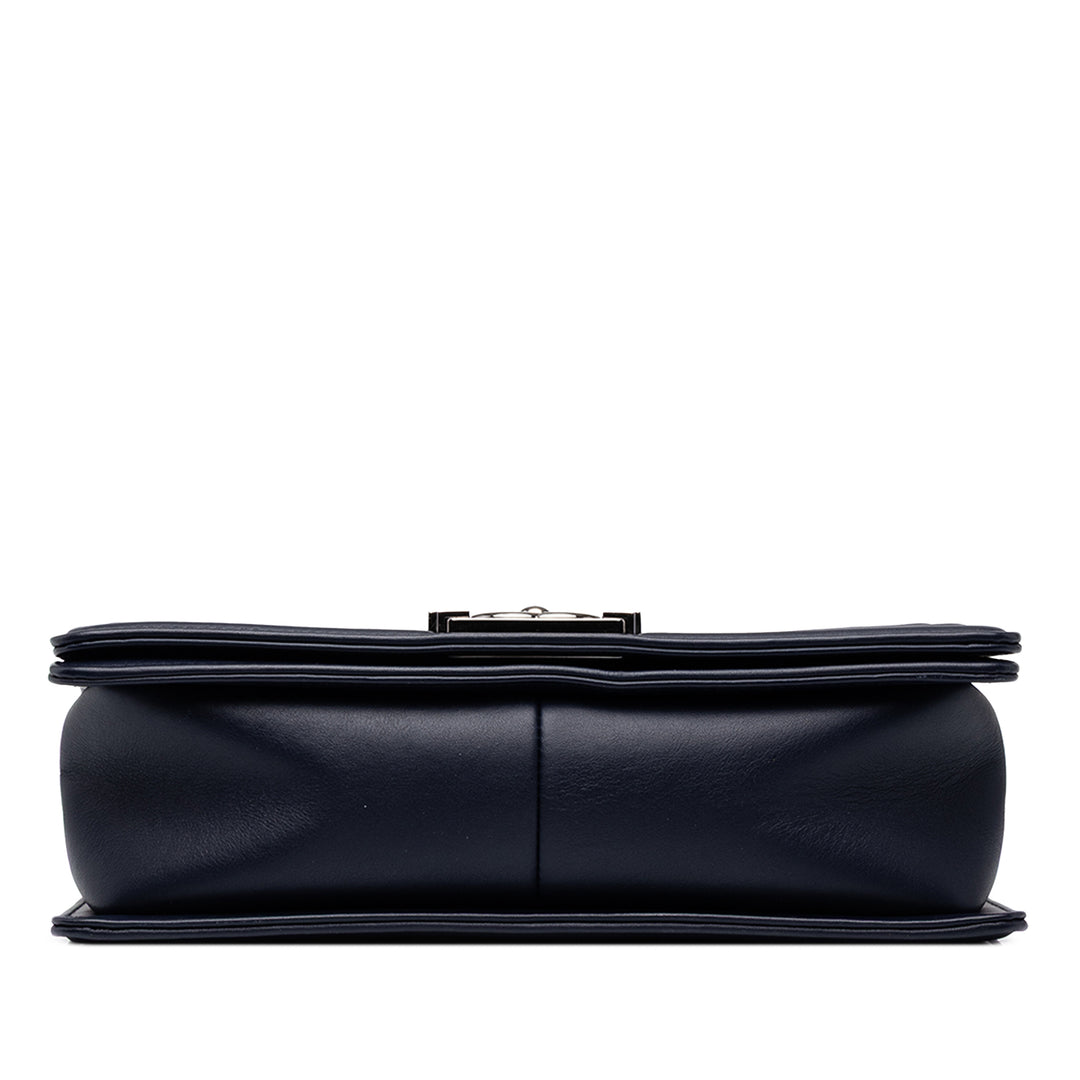 Chanel Sac bandoulière Matelassé Boy à rabat Moyen Cuir d'agneau Bleu – vue 3 – GABY PARIS