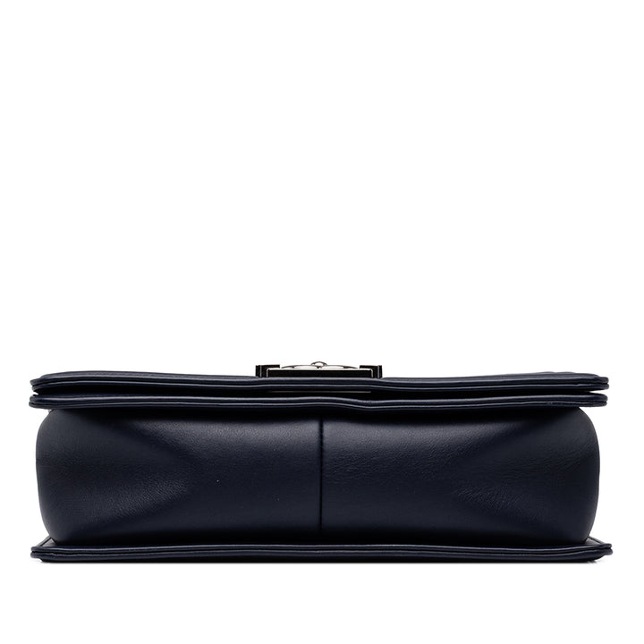 Chanel Sac bandoulière Matelassé Boy à rabat Moyen Cuir d'agneau Bleu – vue 3 – GABY PARIS