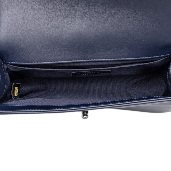 Chanel Sac bandoulière Matelassé Boy à rabat Moyen Cuir d'agneau Bleu – vue 4 – GABY PARIS