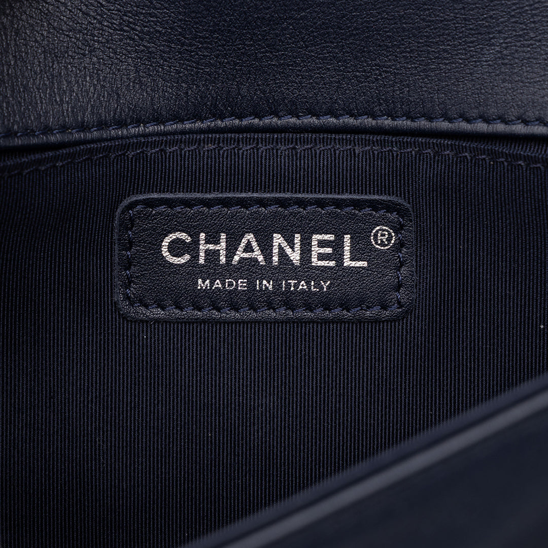 Chanel Sac bandoulière Matelassé Boy à rabat Moyen Cuir d'agneau Bleu – vue 5 – GABY PARIS