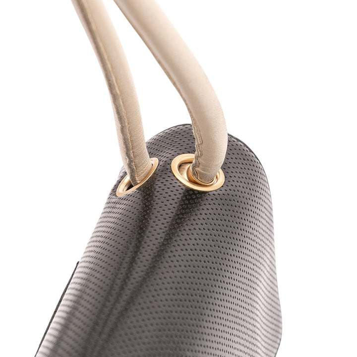 Chanel Medium CC Perforated Cuir de veau Simple rabat Noir