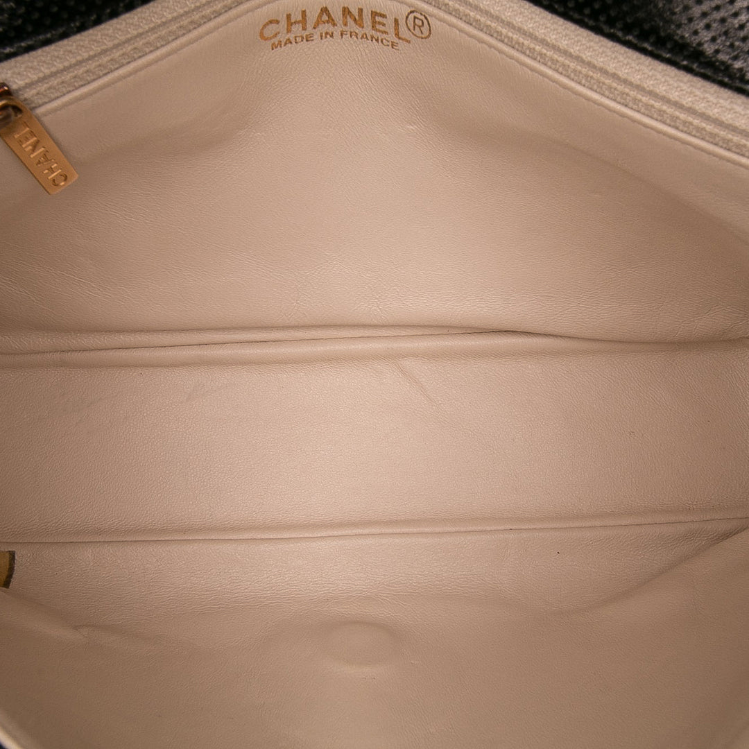 Chanel Medium CC Perforated Cuir de veau Simple rabat Noir