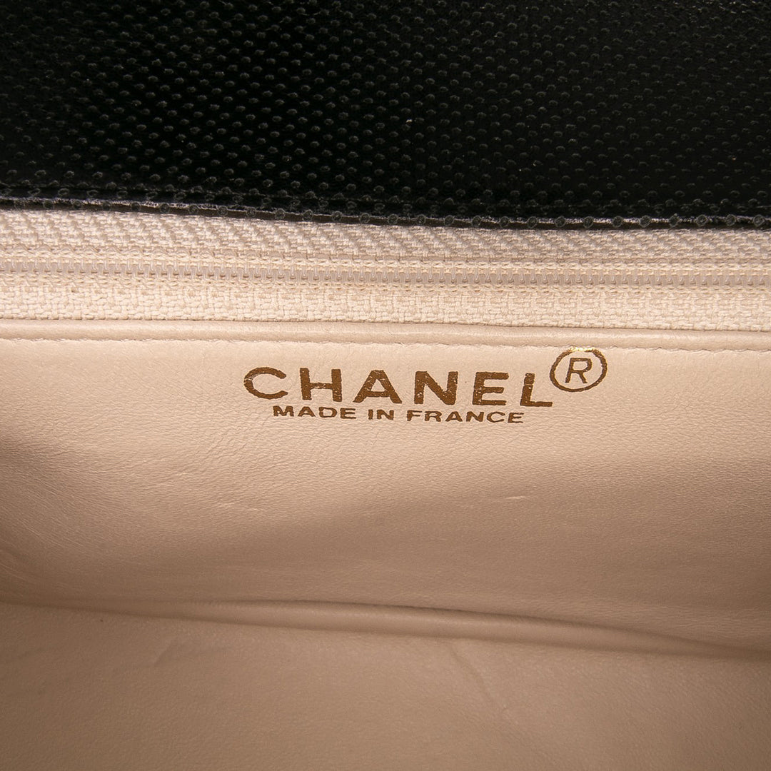 Chanel Medium CC Perforated Cuir de veau Simple rabat Noir