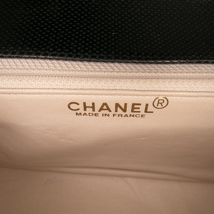 Chanel Medium CC Perforated Cuir de veau Simple rabat Noir