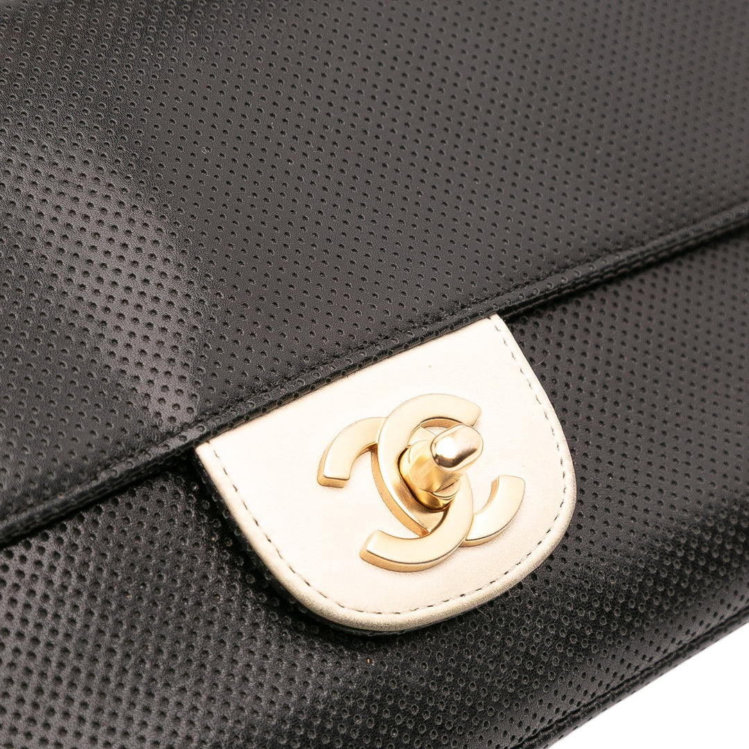 Chanel Medium CC Perforated Cuir de veau Simple rabat Noir