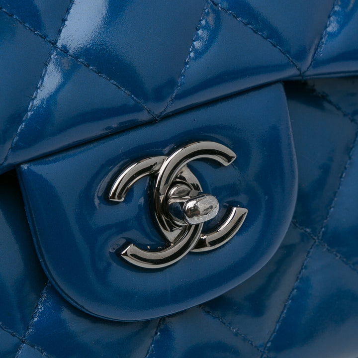 Chanel Jumbo Classic Cuir verni Double rabat Bleu – GABY PARIS Authentique