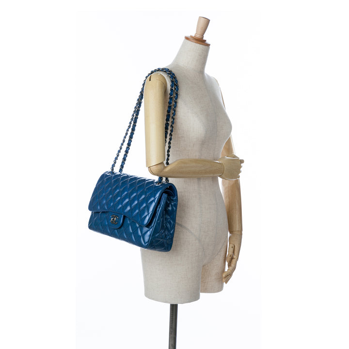 Chanel Jumbo Classic Cuir verni Double rabat Bleu – GABY PARIS Authentique