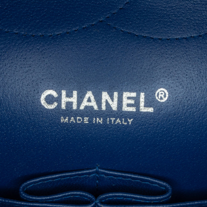 Chanel Jumbo Classic Cuir verni Double rabat Bleu – GABY PARIS Authentique