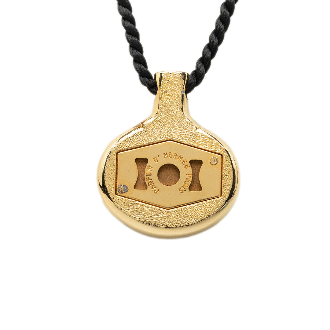 Hermès plaqué et Lacquered Parfum Bottle Pendant Collier Doré – vue 3 – GABY PARIS