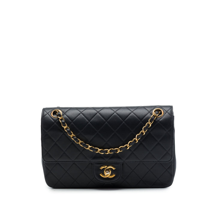 Chanel Matelassé Double rabat Moyen Cuir d'agneau Noir – vue principale – GABY PARIS