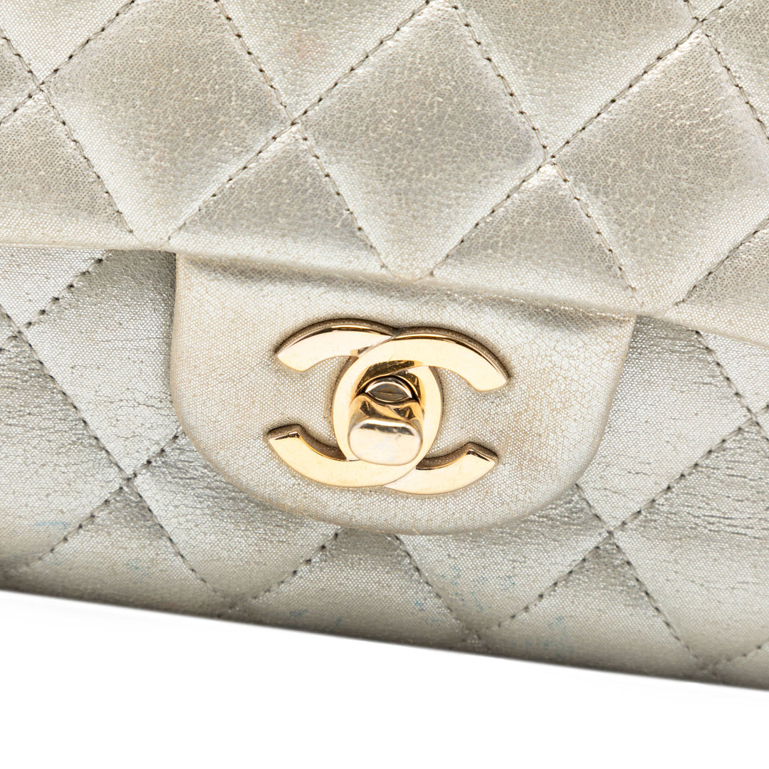 Chanel Medium Classic Iridescent Cuir d’agneau Double rabat