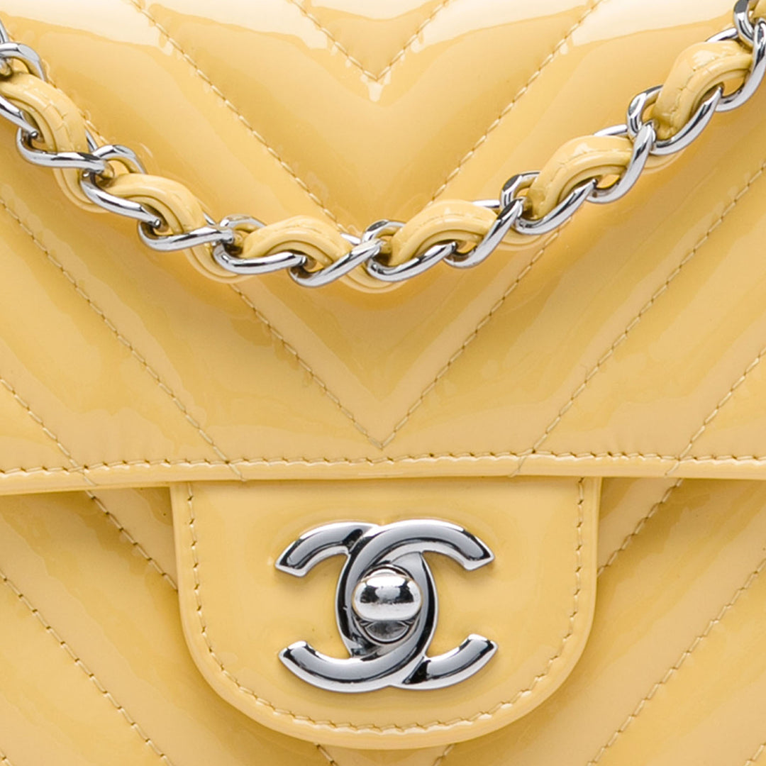 Chanel Mini Rectangular Classic Chevron Cuir verni Simple rabat