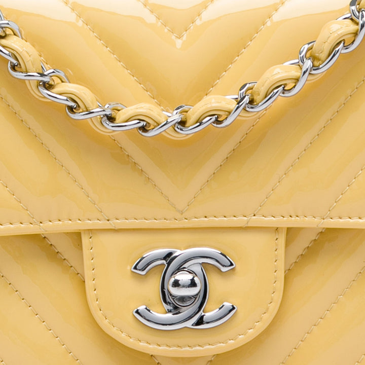 Chanel Mini Rectangular Classic Chevron Cuir verni Simple rabat