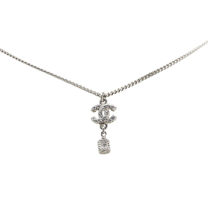 Chanel Argenté CC Crystal Studded Cube Pendant Collier Argenté