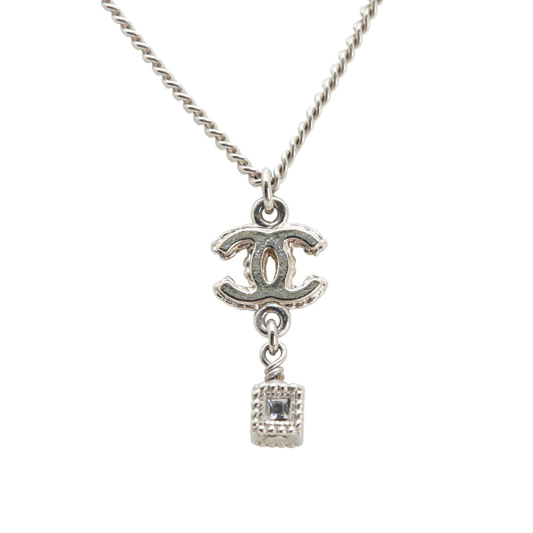 Chanel Argenté CC Crystal Studded Cube Pendant Collier Argenté