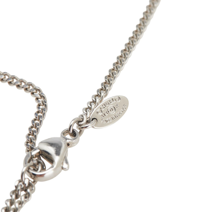 Chanel Argenté CC Crystal Studded Cube Pendant Collier Argenté