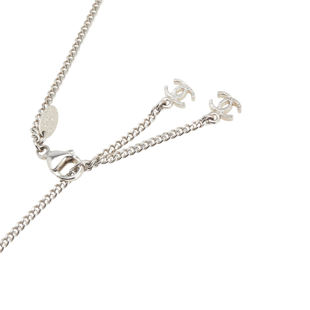 Chanel Argenté CC Crystal Studded Cube Pendant Collier Argenté