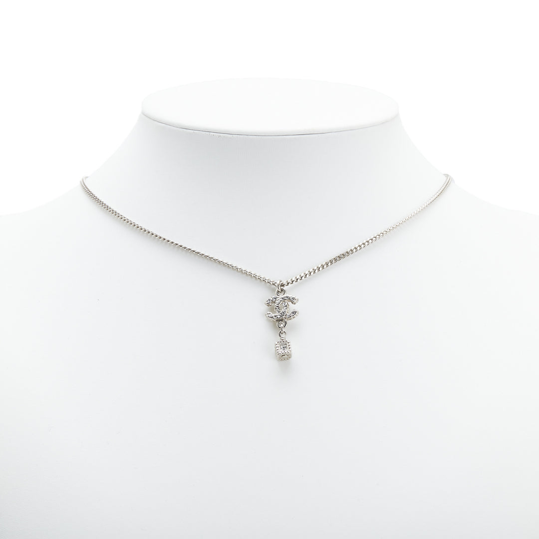 Chanel Argenté CC Crystal Studded Cube Pendant Collier Argenté