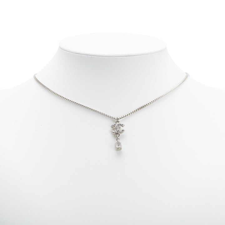 Chanel Argenté CC Crystal Studded Cube Pendant Collier Argenté