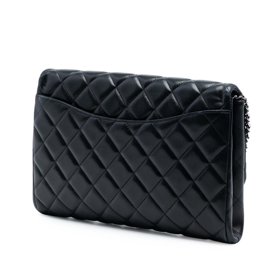Chanel Matelassé Cuir d’agneau à rabat Pochette avec chaîne