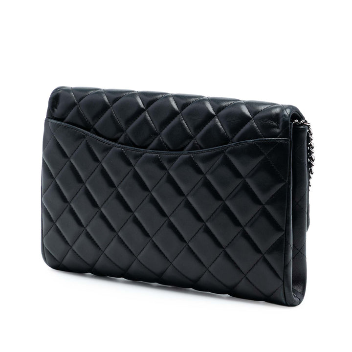 Chanel Matelassé Cuir d’agneau à rabat Pochette avec chaîne