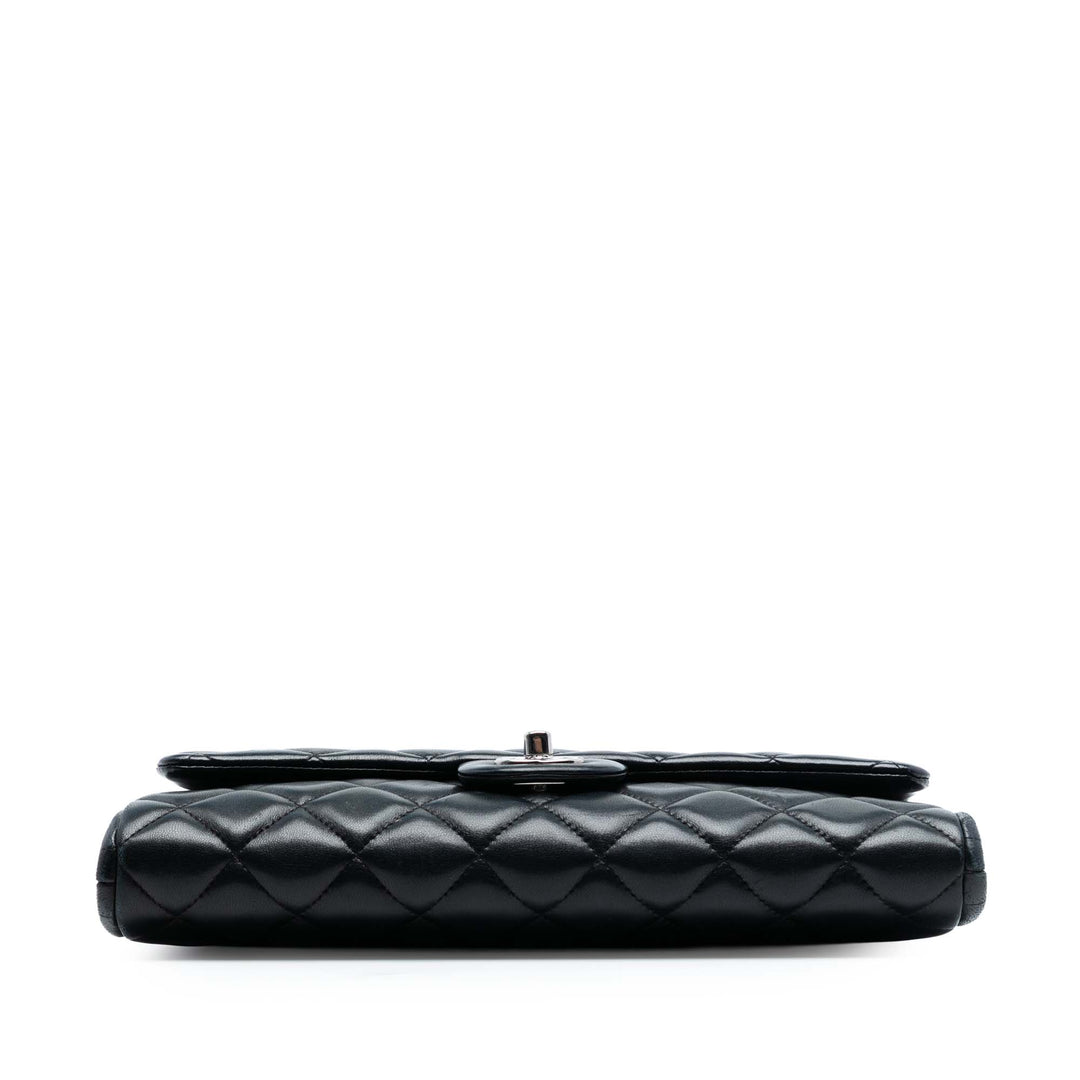 Chanel Matelassé Cuir d’agneau à rabat Pochette avec chaîne