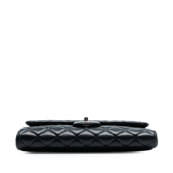Chanel Matelassé Cuir d’agneau à rabat Pochette avec chaîne