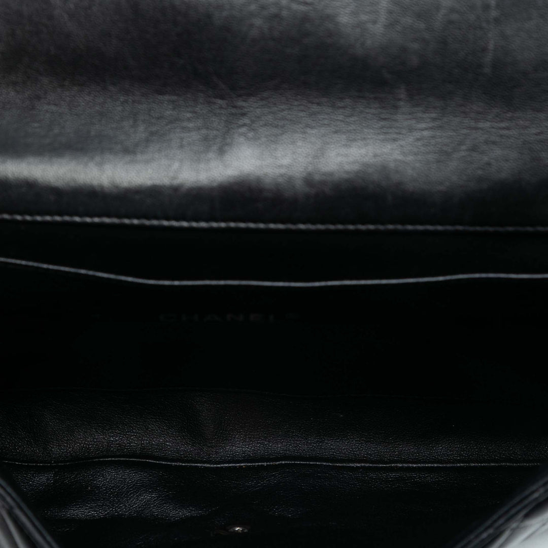 Chanel Matelassé Cuir d’agneau à rabat Pochette avec chaîne