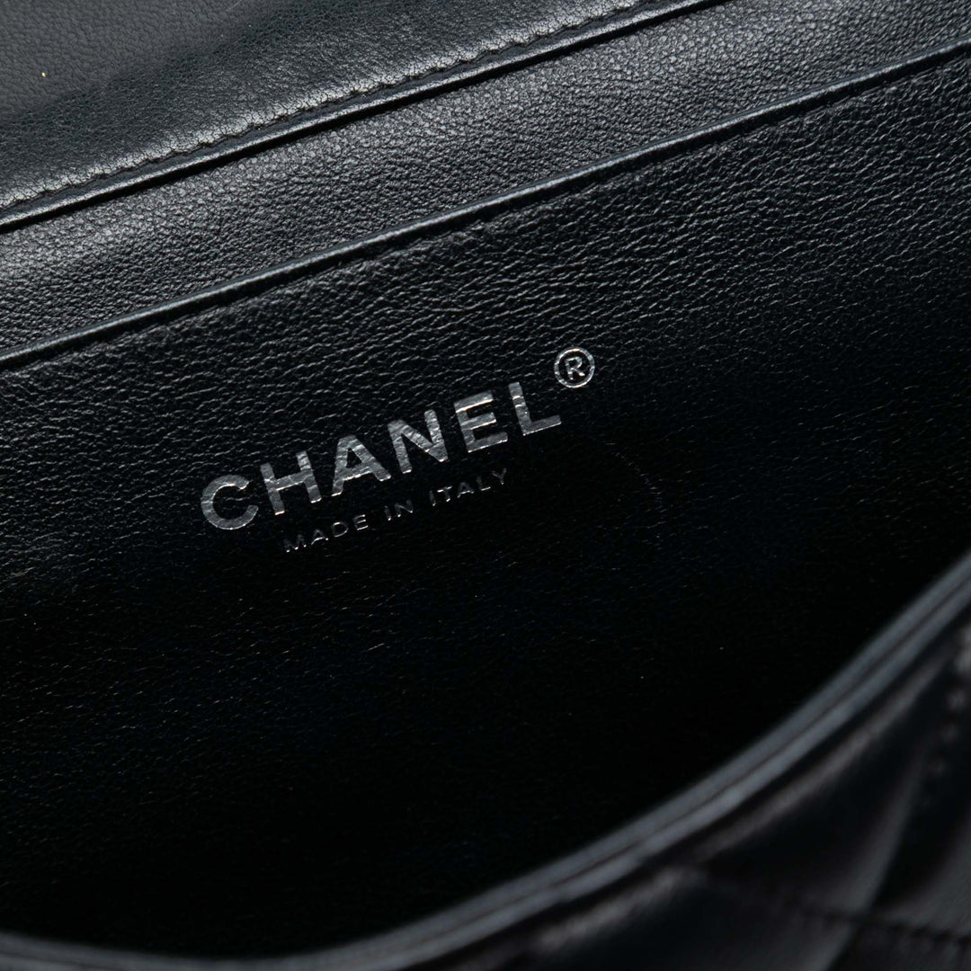 Chanel Matelassé Cuir d’agneau à rabat Pochette avec chaîne