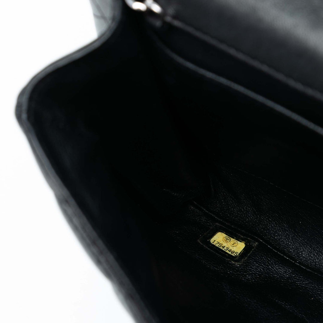 Chanel Matelassé Cuir d’agneau à rabat Pochette avec chaîne